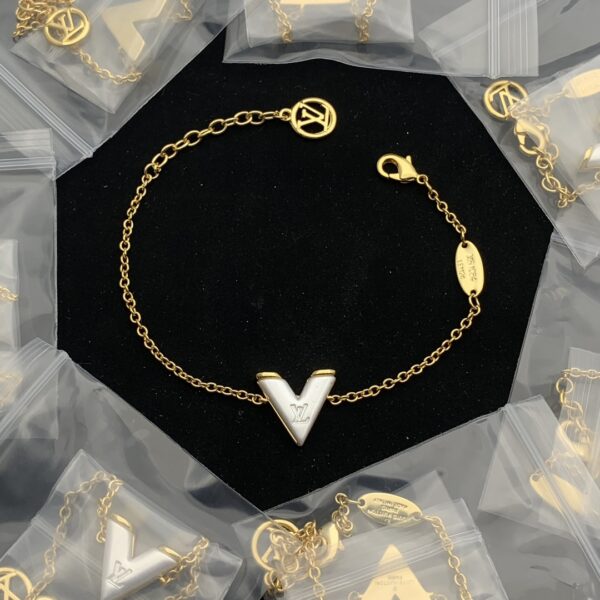 v - Image 3